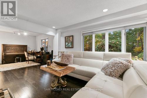 988 Tennyson Avenue, Mississauga, ON - Indoor Photo Showing Living Room