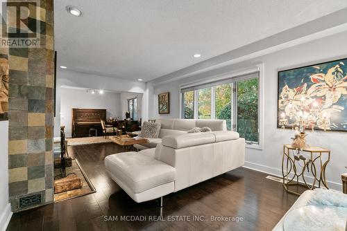 988 Tennyson Avenue, Mississauga, ON - Indoor Photo Showing Living Room