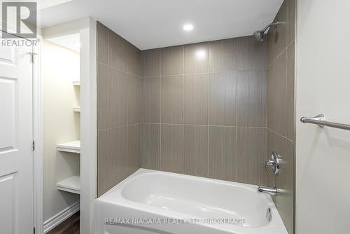 1 - 1616 Pelham Street, Pelham (Fonthill), ON - Indoor Photo Showing Bathroom