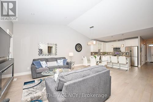 16 - 13 Jacob Common, St. Catharines (Lakeshore), ON - Indoor Photo Showing Living Room