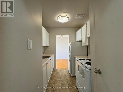 601 - 49 Leaside Drive, St. Catharines (Carlton/Bunting), ON - Indoor Photo Showing Kitchen