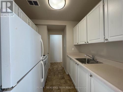 601 - 49 Leaside Drive, St. Catharines (Carlton/Bunting), ON - Indoor Photo Showing Kitchen