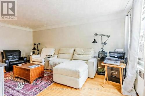 172 Markland Street, Hamilton, ON - Indoor Photo Showing Living Room