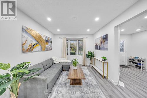 431 Cobblehill Drive, Oshawa, ON - Indoor Photo Showing Living Room