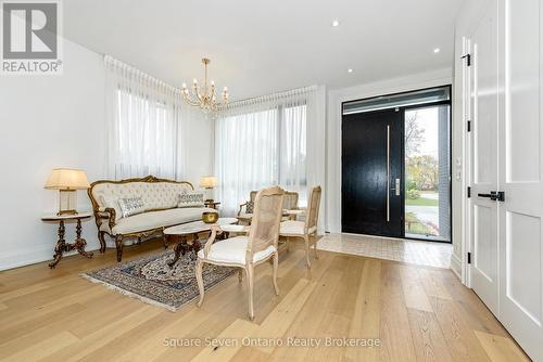 518 Sherin Drive, Oakville, ON - Indoor Photo Showing Living Room