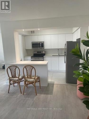 103 - 33 Erskine Avenue, Toronto, ON - Indoor Photo Showing Kitchen