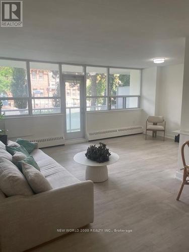 103 - 33 Erskine Avenue, Toronto, ON - Indoor Photo Showing Living Room