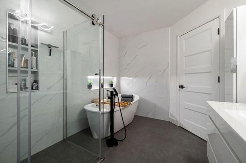 Salle de bains - 2023 Route 133, Saint-Jean-Sur-Richelieu, QC - Indoor Photo Showing Bathroom