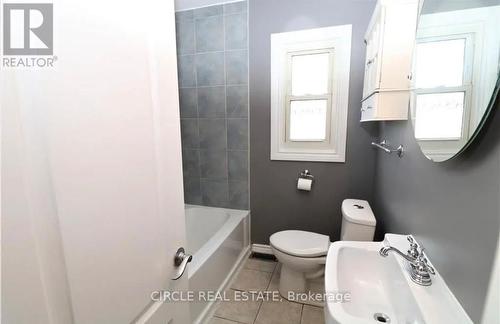 6755 Mcleod Road, Niagara Falls, ON - Indoor Photo Showing Bathroom