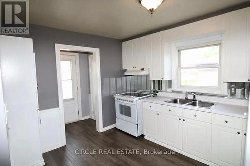 6755 Mcleod Road, Niagara Falls, ON - Indoor Photo Showing Kitchen With Double Sink
