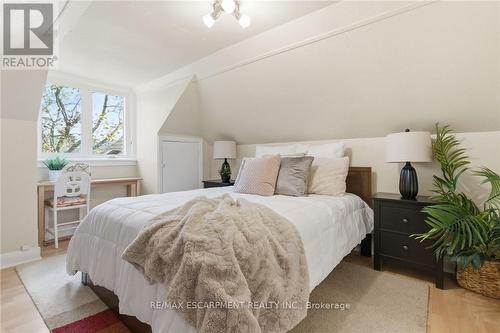 76 East 15Th Street, Hamilton, ON - Indoor Photo Showing Bedroom