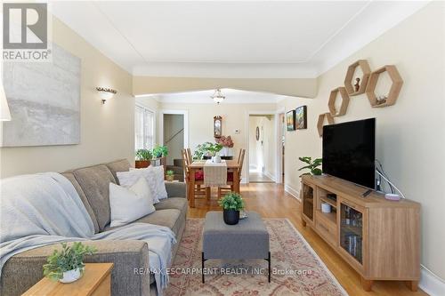 76 East 15Th Street, Hamilton, ON - Indoor Photo Showing Living Room
