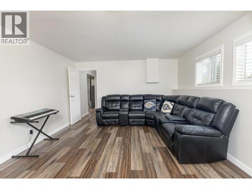 150 17 Street Ne, Salmon Arm, BC - Indoor Photo Showing Living Room
