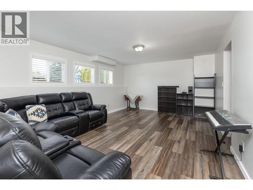 150 17 Street Ne, Salmon Arm, BC - Indoor Photo Showing Living Room