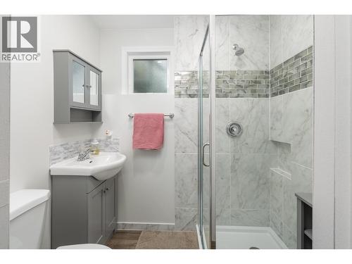 150 17 Street Ne, Salmon Arm, BC - Indoor Photo Showing Bathroom