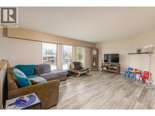150 17 Street Ne, Salmon Arm, BC - Indoor Photo Showing Living Room