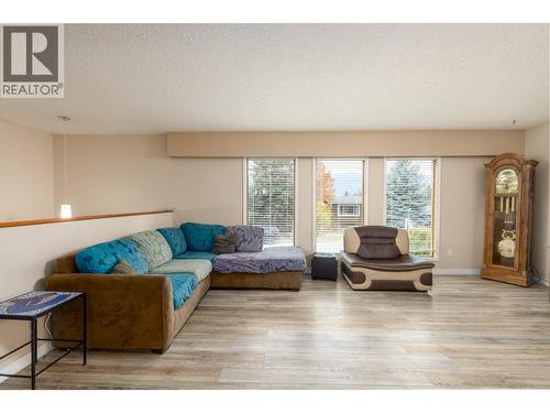 150 17 Street Ne, Salmon Arm, BC - Indoor Photo Showing Living Room