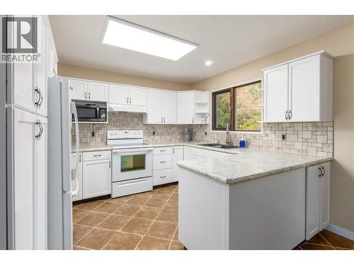 150 17 Street Ne, Salmon Arm, BC - Indoor Photo Showing Kitchen