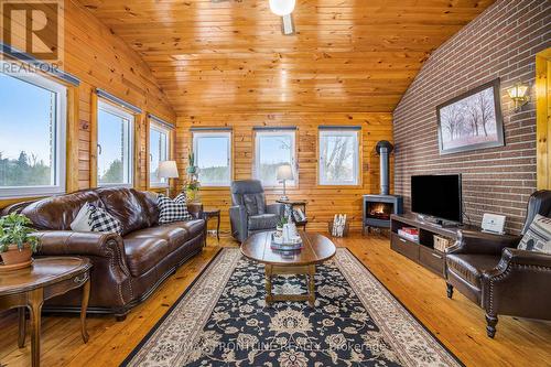 299 Mcguire Road, Montague, ON - Indoor Photo Showing Living Room