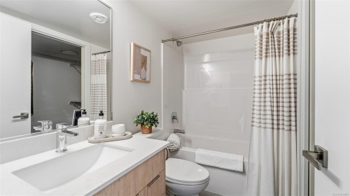 2202-4201 Tyndall Ave, Saanich, BC - Indoor Photo Showing Bathroom