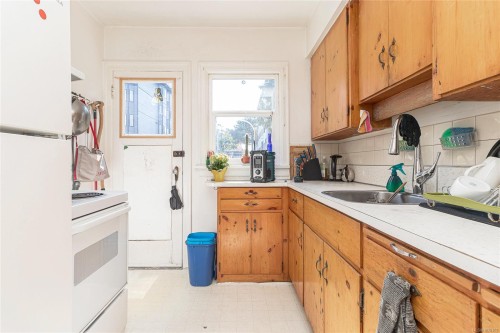 841/839 Princess Ave, Victoria, BC - Indoor Photo Showing Kitchen