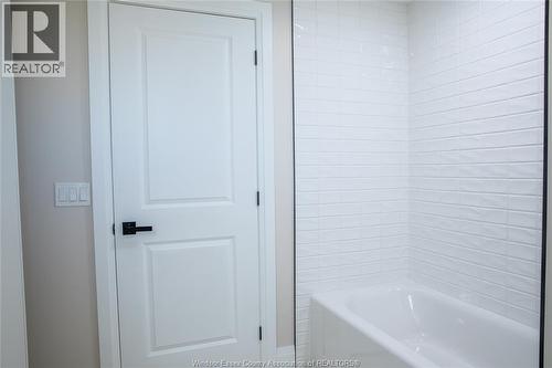 737 Charles Street, Windsor, ON - Indoor Photo Showing Bathroom