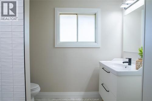 737 Charles Street, Windsor, ON - Indoor Photo Showing Bathroom