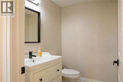 737 Charles Street, Windsor, ON - Indoor Photo Showing Bathroom