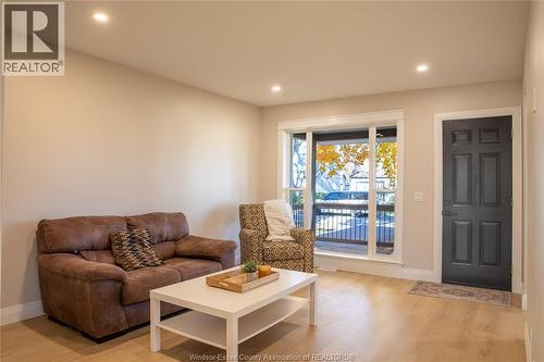 737 Charles Street, Windsor, ON - Indoor Photo Showing Living Room