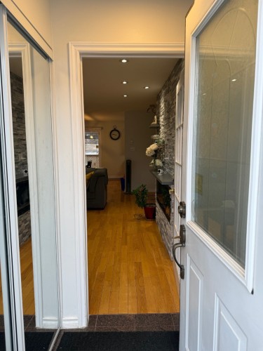 Mud Room - 3795 Rue Julie, Laval (Fabreville), QC - Indoor