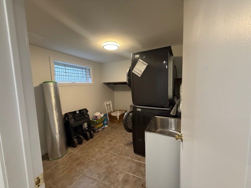 Laundry - 3795 Rue Julie, Laval (Fabreville), QC - Indoor