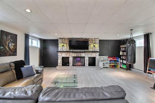 Salle familiale - 1725 Boul. Forest, Val-D'Or, QC - Indoor With Fireplace