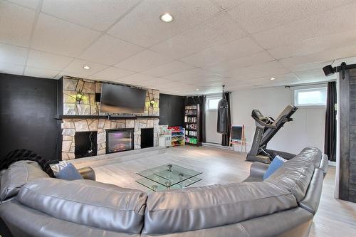 Salle familiale - 1725 Boul. Forest, Val-D'Or, QC - Indoor With Fireplace