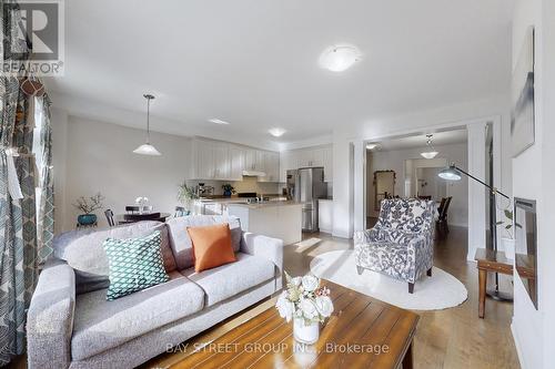 7 Paper Mills Crescent, Richmond Hill, ON - Indoor Photo Showing Living Room