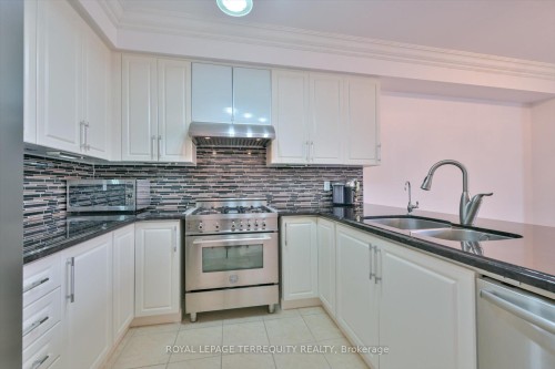 10461 Woodbine Avenue, Markham, ON - Indoor Photo Showing Kitchen With Double Sink With Upgraded Kitchen
