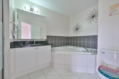 10461 Woodbine Avenue, Markham, ON - Indoor Photo Showing Bathroom