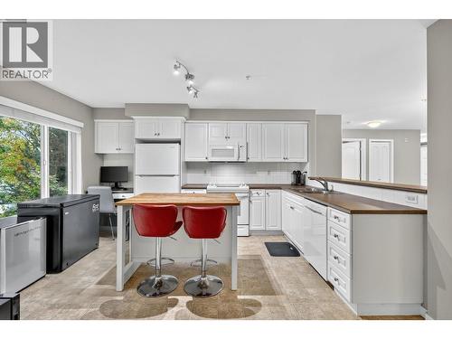 686 Lequime Road Unit# 306, Kelowna, BC - Indoor Photo Showing Kitchen