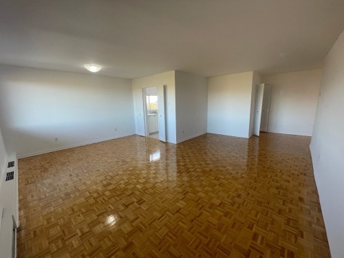 Salon - 1102-5350 Av. Macdonald, Côte-Saint-Luc, QC - Indoor Photo Showing Other Room