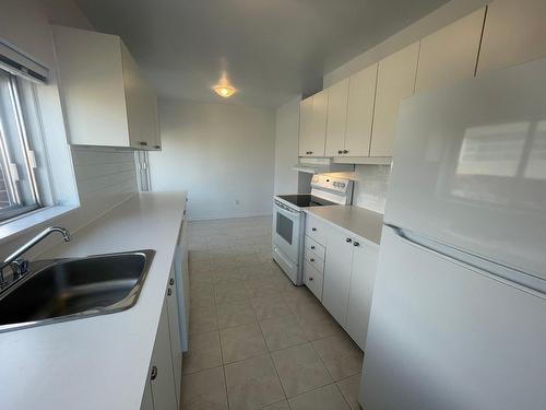 Cuisine - 1102-5350 Av. Macdonald, Côte-Saint-Luc, QC - Indoor Photo Showing Kitchen With Double Sink