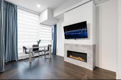 Salle à manger - Th10-1288 Rue St-Antoine O., Montréal (Ville-Marie), QC - Indoor Photo Showing Living Room With Fireplace