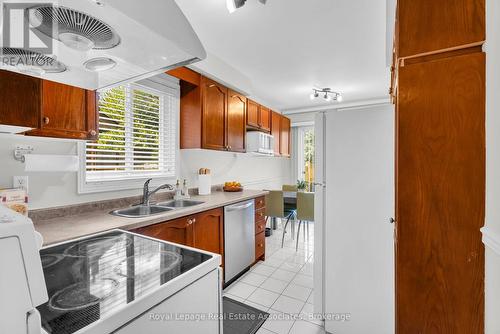 2543 Scarth Court, Mississauga, ON - Indoor Photo Showing Kitchen With Double Sink