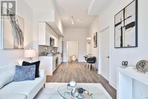 414 - 2489 Taunton Road, Oakville, ON - Indoor Photo Showing Living Room