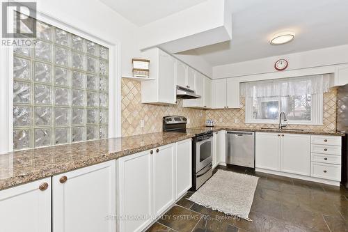 1236 Ogden Avenue, Mississauga, ON - Indoor Photo Showing Kitchen With Upgraded Kitchen