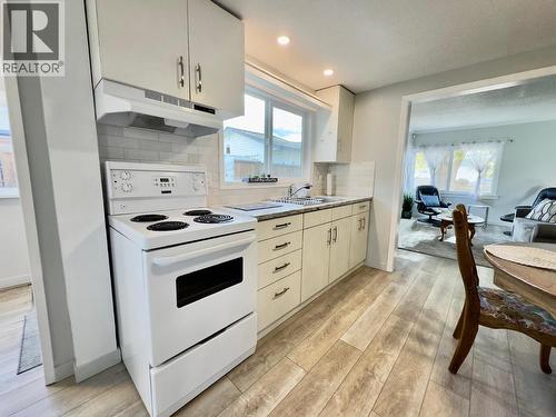 709 Municipal Avenue, Penticton, BC - Indoor Photo Showing Kitchen