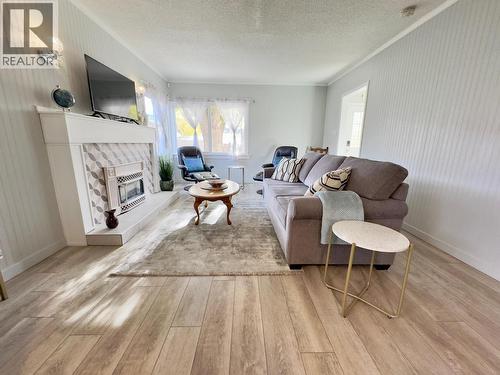 709 Municipal Avenue, Penticton, BC - Indoor Photo Showing Living Room With Fireplace