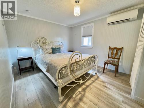 709 Municipal Avenue, Penticton, BC - Indoor Photo Showing Bedroom