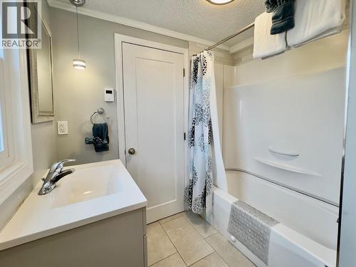 709 Municipal Avenue, Penticton, BC - Indoor Photo Showing Bathroom