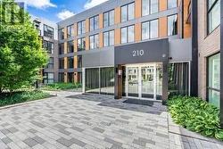 104 - 210 SABINA DRIVE  Oakville, ON L6H 7C3