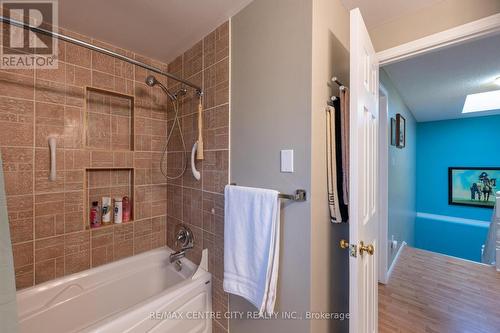 168 Clara Crescent, London South (South X), ON - Indoor Photo Showing Bathroom