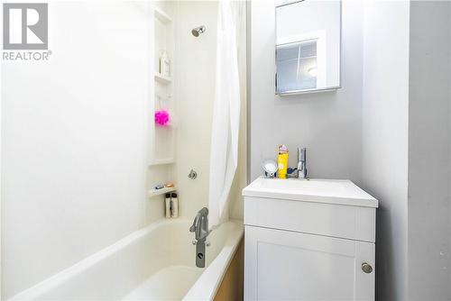 3-5 Eyre Street, Sudbury, ON - Indoor Photo Showing Bathroom